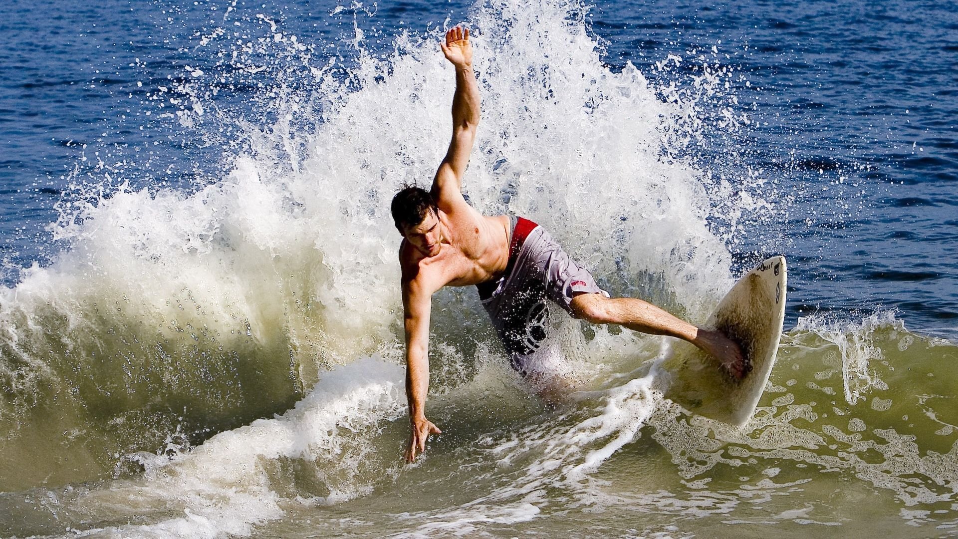 “德甲最后冲刺:豪门激战不断冠军悬念逐步加深”,德乙豪门